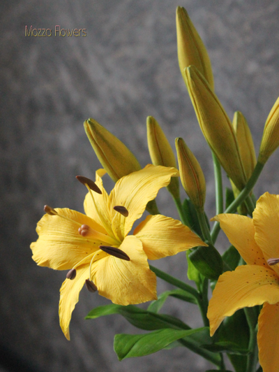 Желтые лилии из полимерной глины.