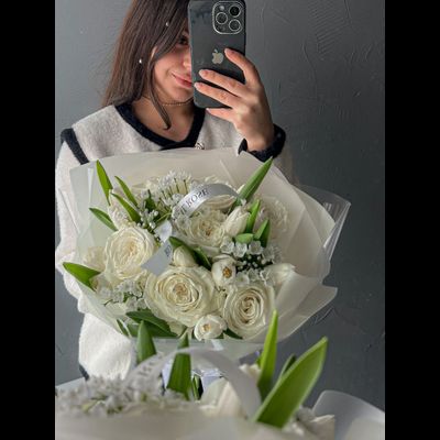 "Подснежники на снегу"  - букет из роз тюльпанов и аллиума