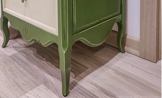 Зеленый аптекарский комод с 11 ящиками.