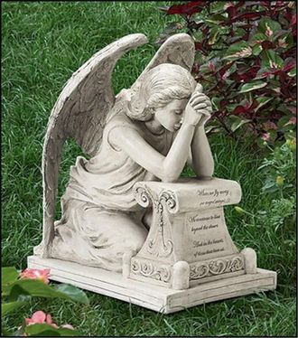 Фото памятника плачущий ангел молится на могилу в СПб