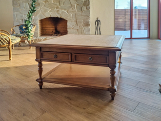 Журнальный стол со столешницей из плитки.