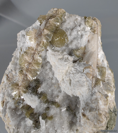 Стильбит, мотрамит (?) на кварце. Индия. 63*50*25мм