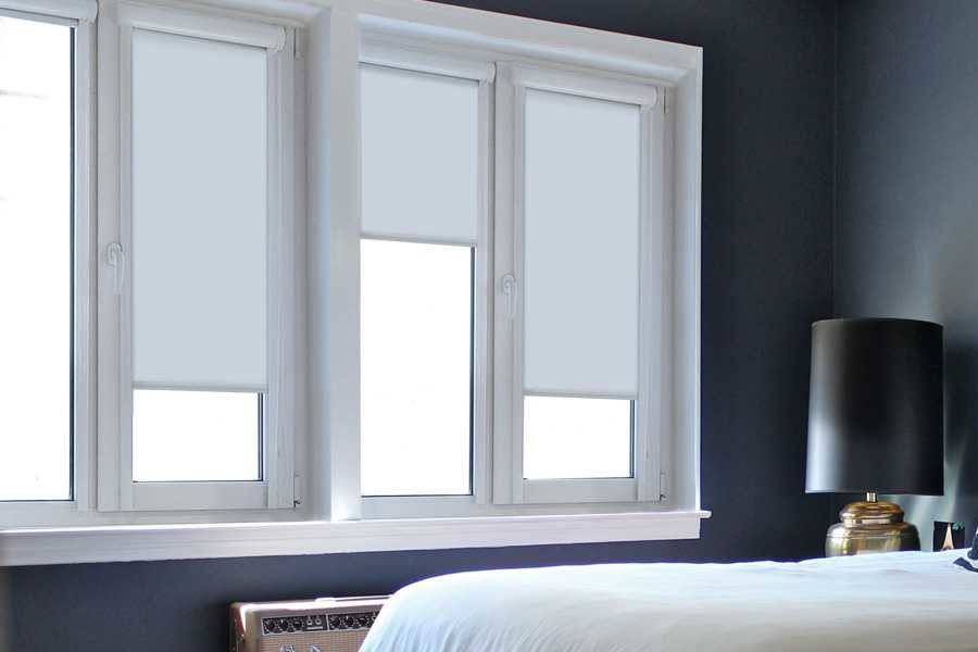 Кассетные рулонные шторы UNI-2 на пластиковые окна в спальню, цвет белый
