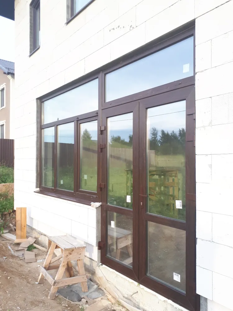 монтаж входной группы Века , дверь распашная штульповая с двусторонней ламинацией, основа профиля коричневая