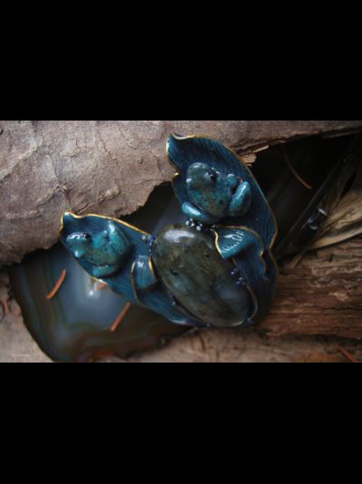 "Хранители озера Сбывающихся Грёз", коллекционная брошь с лабрадоритом и лягушками