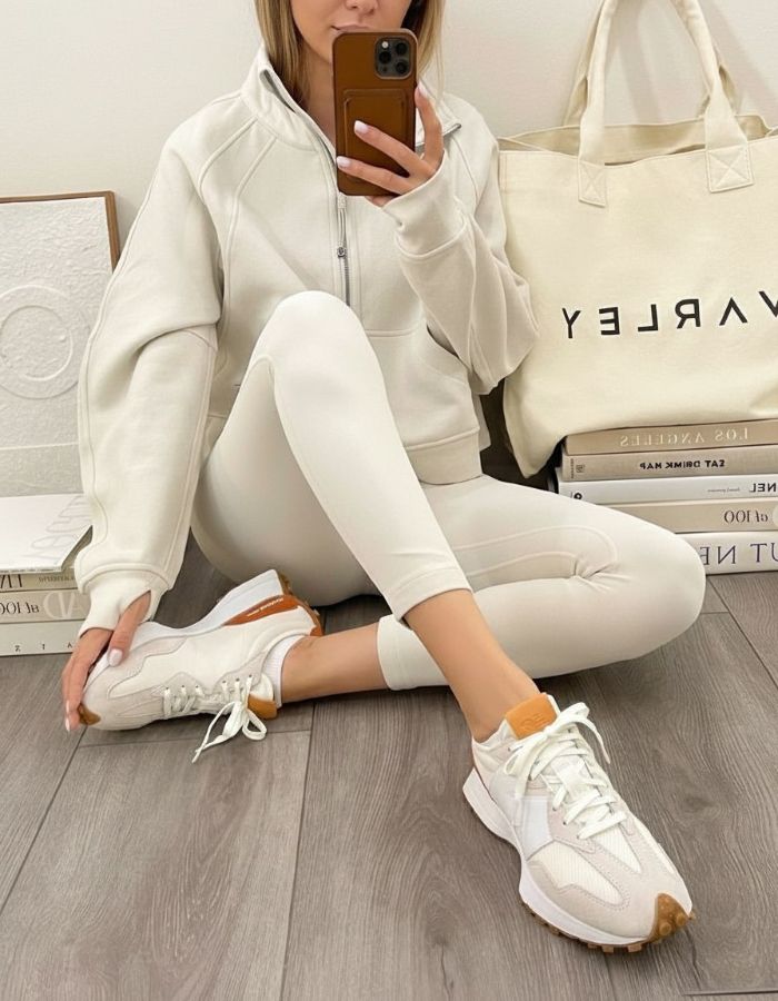 девушка в кроссовках New Balance 327