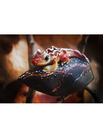 "Саламандра, дитя пламени", миниатюрная фэнтези-брошь (4,5 см)