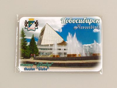 Гибкий сувенирный магнит на холодильник 8х6 см. с фото фонтана у Новосибирского театра Глобус