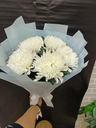 Классический букет из 5 белых хризантем Magnum White