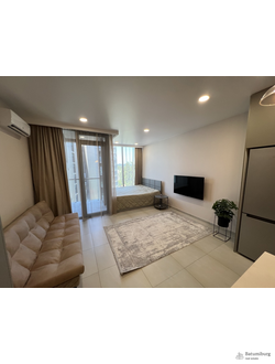 ЖК "Tropical Garden" - продаётся готовая студия с ремонтом и мебелью, в 50-и метрах от моря. Боковой вид на море