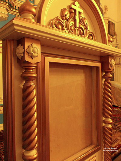 Киот напольный резной