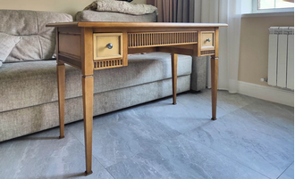 Стол письменный с двумя боковыми ящиками и одним узким по центру.