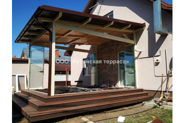 Терраса ДПК с безрамным остеклением