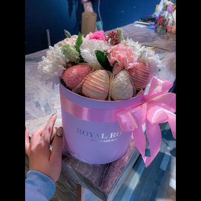 Цветочная композиция c клубникой