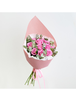 11 розовых роз с эвкалиптом