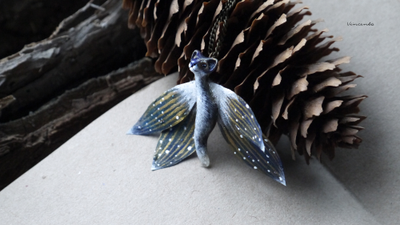 Миниатюрный кулон с бабочкой Ледяной Лисички