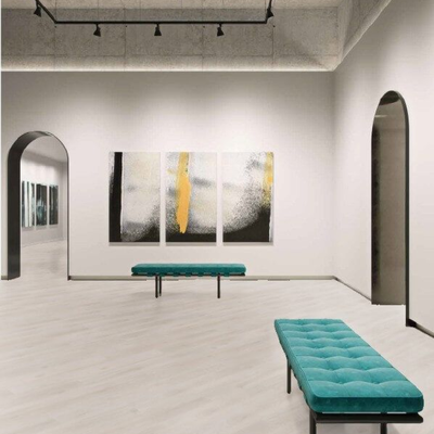 Декор ламината Дуб Баланс Белый LA179XXLV4 в интерьере выставочного зала