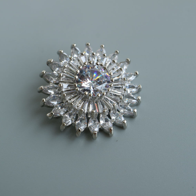 ЭКСКЛЮЗИВНЫЕ ПУГОВИЦЫ МЕТАЛЛИЧЕСКИЕ С ЦИРКОНАМИ, 25.2 мм. 30 шт. РК-00094. Цвет: Серебристый