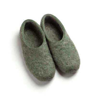 Мужские тапочки зеленый фон