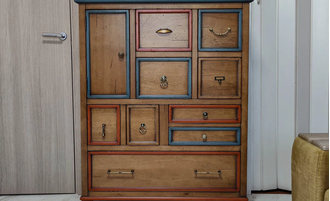 Большой комод с 9 ящиками и цветными рамками на фасадах.