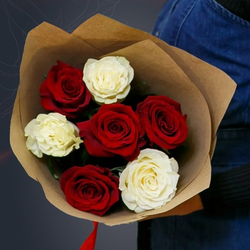 Классический букет из 7 Эквадорских роз микс 50 см