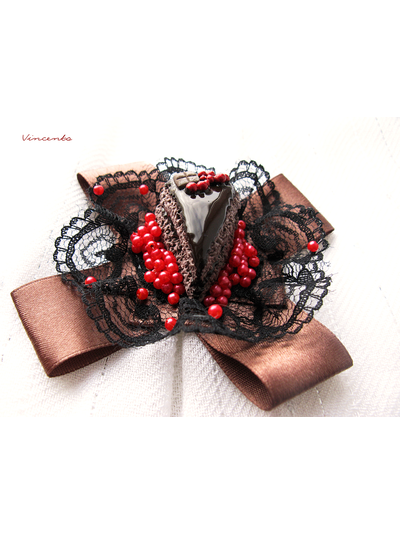 Шоколадный тортик. Брошь в виде кусочка шоколадного торта с ягодами