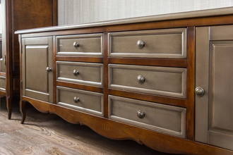 Тумба под ТВ с 6 ящиками и 2 боковыми дверьми.