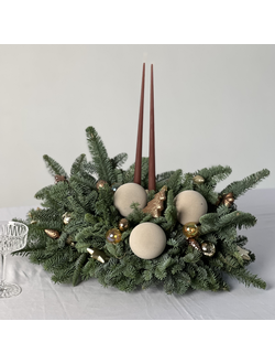 Композиция из нобилиса со свечами на стол