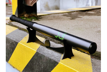 Чёрная бейсбольная бита с арабской вязью