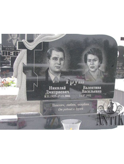 На фото двойной памятник на могилу с крестом и плащаницей в СПб