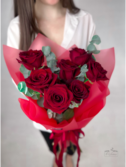 Букет из 7 красных роз Explorer с эвкалиптом