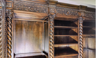 Встроенная резная гардеробная комната из массива дерева.
