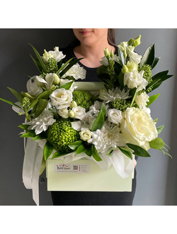 КОМПОЗИЦИЯ В ДЕРЕВЯННОМ ЯЩИКЕ В БЕЛО-ЗЕЛЕНОЙ ГАММЕ ИЗ СОРТОВЫХ ХРИЗАНТЕМ, РОЗ, ЭУСТОМЫ, С ДОБАВЛЕНИЕМ ЗЕЛЕННИ СКИМИИ - (АРТ. К47)