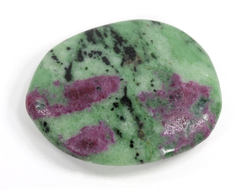 Корунд красный (светится в УФ) в цоизите, полировка плоская, Танзания (46*37*8,5 мм, 33 г) №35659