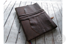 Кожаный ежедневник формата А4 в мягкой запахивающейся обложке из двух слоев кожи.