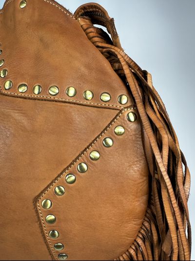 Женская сумка из натуральной вареной кожи с бахромой и заклепками Vera Pelle M&amp;Marie 026870 CAMEL