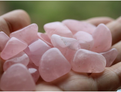 Кварц розовый, галтовка в ассортименте