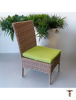 Простой стул из искусственного ротанга