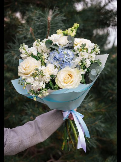 Букет с белыми гвоздиками и розами