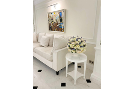 Композиция из искусственных цветов в светлых тонах в интерьере мастерская АОАБУКЕТ №3 Форма шара