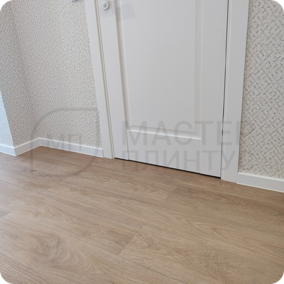 Плинтус ХДФ Dollken Cubu Flex Life 60мм Х 2,5 м Белый RAL 9003 в интерьере 8