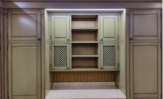 Встроенный шкафы для постирочной.