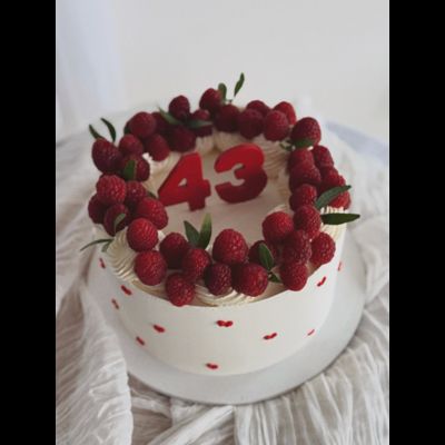 С венком малины и сердечками