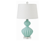 Настольная лампа c бирюзовым основанием и белым абажуром.