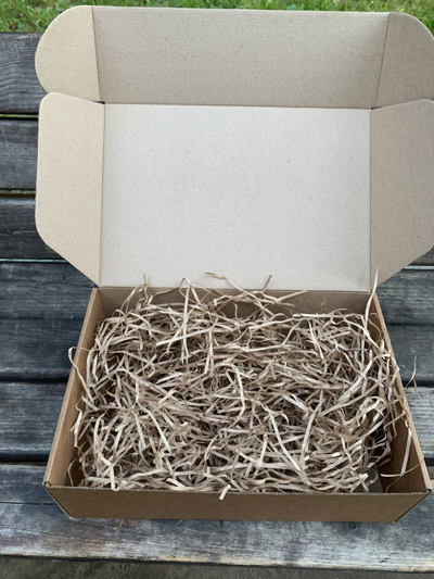 2 штуки - Подарочная коробка с наполнителем КРАФТ и коричневой лентой (32x22x10 см)