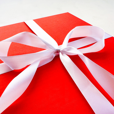 Красная подарочная коробка GILEV 30х30х30см с белой лентой и наполнителем