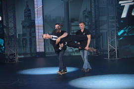 Артист в образе робота