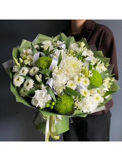 БУКЕТ В БЕЛО-ЗЕЛЕНОЙ ГАММЕ С СОРТОВЫМИ ОДНОГОЛОВЫМИ И КУСТОВЫМИ ХРИЗАНТЕМАМИ, АЛЬСТРОМЕРИЯМИ, ГВОЗДИКОЙ И ЭУСТОМОЙ  - (АРТ. С18)