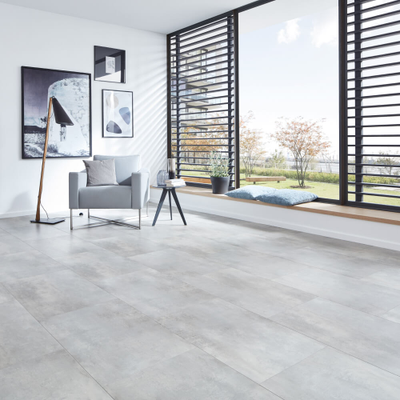 Виниловый пол Wineo 600 stone XL CamdenFactory DB202W6 в интерьере гостиной