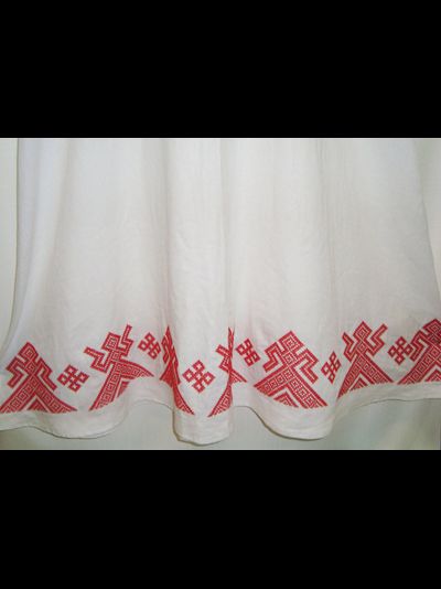 Льняной сарафан с традиционной русской вышивкой.